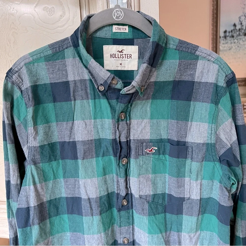 Hollister Plaid Poplin Long Sleeve Button Down Shirt - Picture 2 of 14